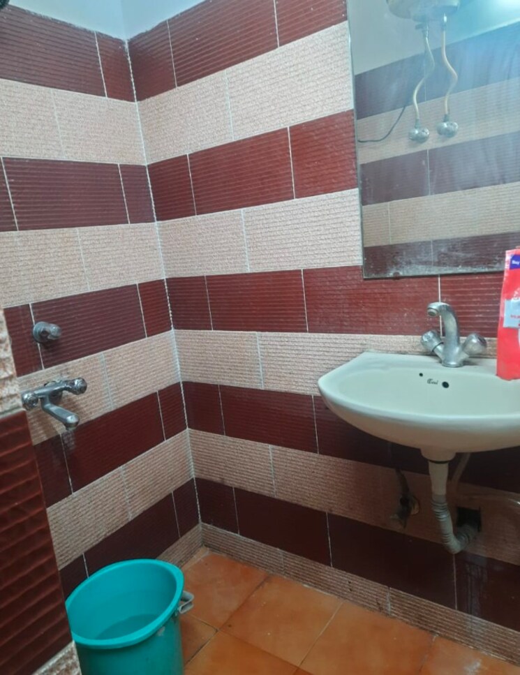 Bathroom, chittaranjan park 1.5 Bedroom 600 Sq.Ft. Builder Floor In Chittaranjan Park Delhi 9384073
