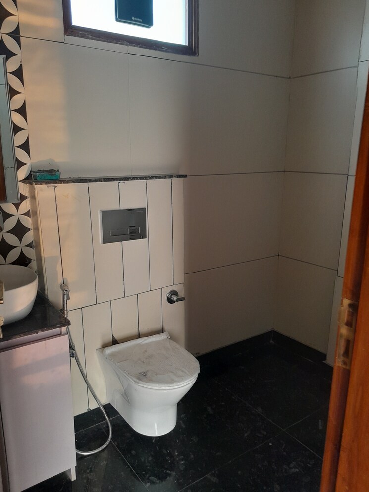 Team Area, rohini sector 11 5 Bedroom 96 Sq.Mt. Builder Floor In Rohini Sector 11 Delhi 9384139