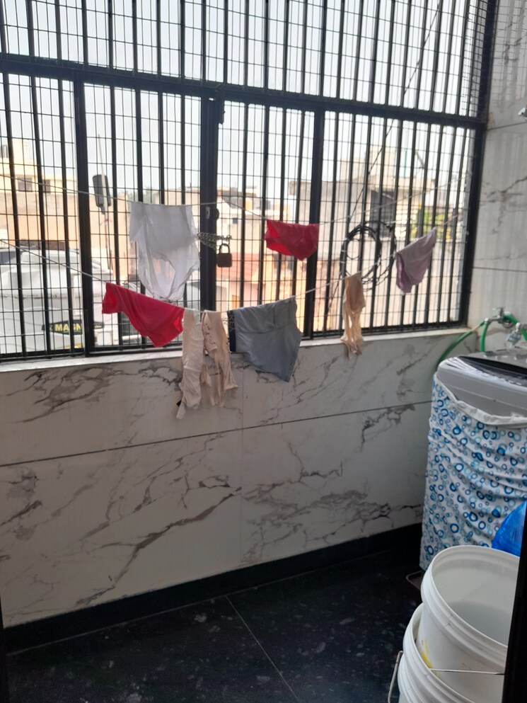 Balcony, rohini sector 11 5 Bedroom 96 Sq.Mt. Builder Floor In Rohini Sector 11 Delhi 9384139