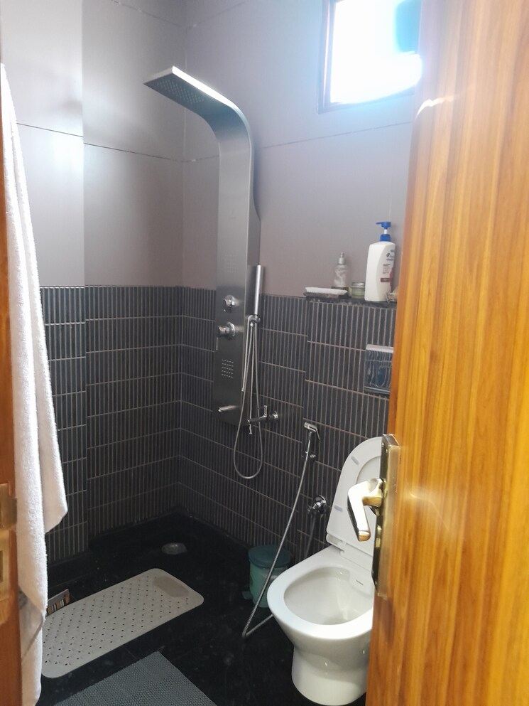 undefined, rohini sector 11 5 Bedroom 96 Sq.Mt. Builder Floor In Rohini Sector 11 Delhi 9384139