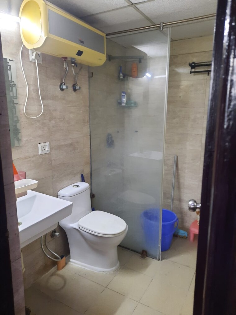 Bathroom, sethi-max-royal 2 Bedroom 1125 Sq.Ft. Apartment In Sector 76 Noida 9384144