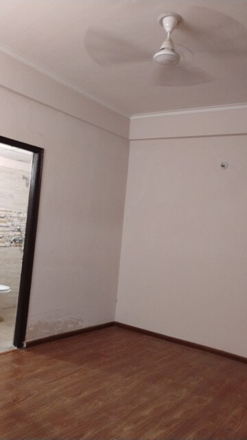 Furnished Amenities in 2 BHK Apartment at Amrapali Golf Homes, Sector 4 Greater Noida – for Rent
