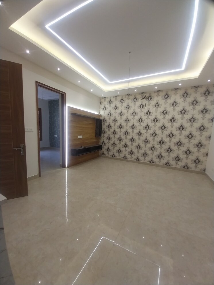 Room, sector 17 3.5 Bedroom 2300 Sq.Ft. Apartment In Sector 17 Panchkula 9384167