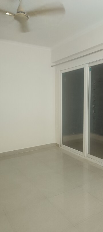 Room in 3 BHK Apartment at Amrapali Crystal Homes, Sector 76 – for Rent