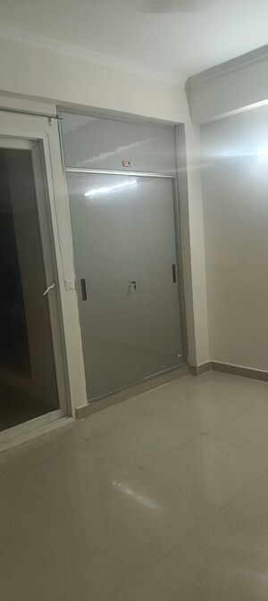 Room in 3 BHK Apartment at Amrapali Crystal Homes, Sector 76 – for Rent