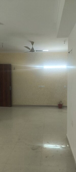 Room in 3 BHK Apartment at Amrapali Crystal Homes, Sector 76 – for Rent