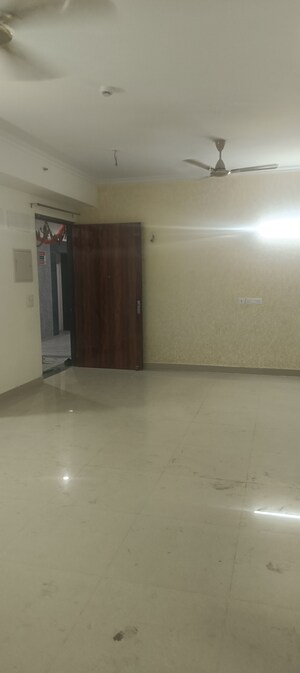 Room in 3 BHK Apartment at Amrapali Crystal Homes, Sector 76 – for Rent