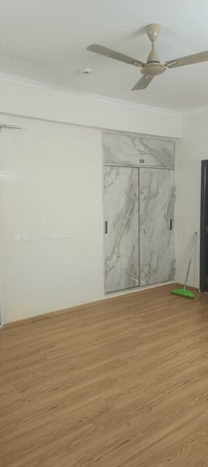 Room in 3 BHK Apartment at Amrapali Crystal Homes, Sector 76 – for Rent