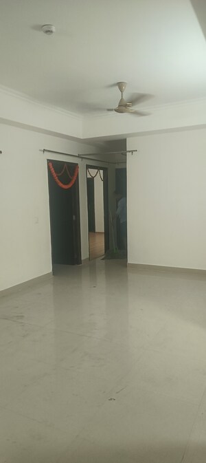 Room in 3 BHK Apartment at Amrapali Crystal Homes, Sector 76 – for Rent