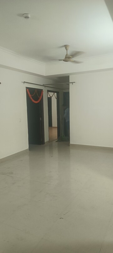 Room in 3 BHK Apartment at Amrapali Crystal Homes, Sector 76 – for Rent