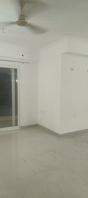 Room in 3 BHK Apartment at Amrapali Crystal Homes, Sector 76 – for Rent