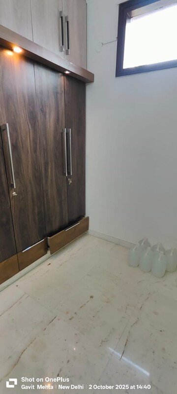 Room in 6 BHK Independent House at Sainik Farm – for Rent