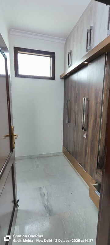 Furnished Amenities in 6 BHK Independent House at Sainik Farm – for Rent