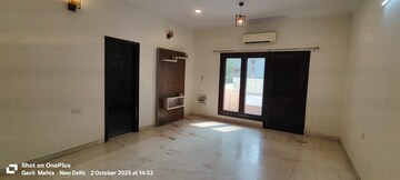 Room in 6 BHK Independent House at Sainik Farm – for Rent