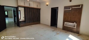 Room in 6 BHK Independent House at Sainik Farm – for Rent