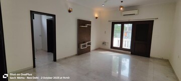 Room in 6 BHK Independent House at Sainik Farm – for Rent
