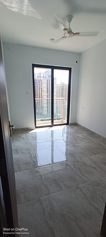 Room in 3.5 BHK Apartment at Embassy One Thane, Panch Pakhadi – for Sale