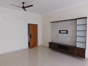 Room in 3 BHK Builder Floor at Kondapur – for Rent