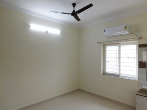 Room in 3 BHK Builder Floor at Kondapur – for Rent