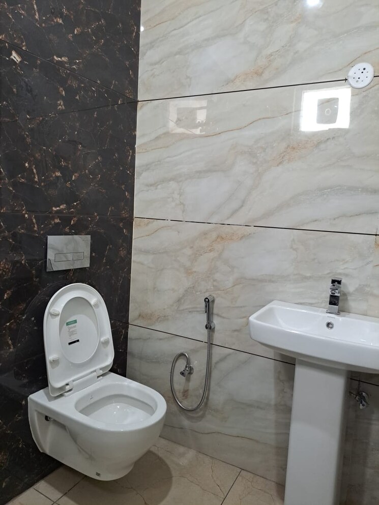 Bathroom, chattarpur 1 RK 400 Sq.Ft. Builder Floor In Chattarpur Delhi 9384352