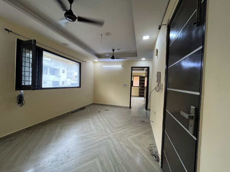Master Bedroom, navbharat-apartments 2.5 Bedroom 1000 Sq.Ft. Apartment In Paschim Vihar Delhi 9384356