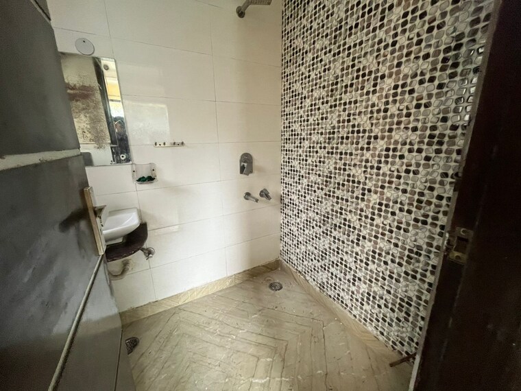 Bathroom, navbharat-apartments 2.5 Bedroom 1000 Sq.Ft. Apartment In Paschim Vihar Delhi 9384356