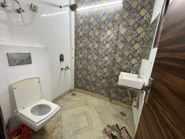 Bathroom, navbharat-apartments 2.5 Bedroom 1000 Sq.Ft. Apartment In Paschim Vihar Delhi 9384356