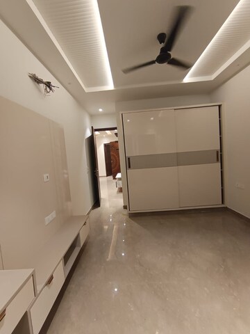 Room in 3 BHK Apartment at Shubh Niketan Apartments, Paschim Vihar – for Rent