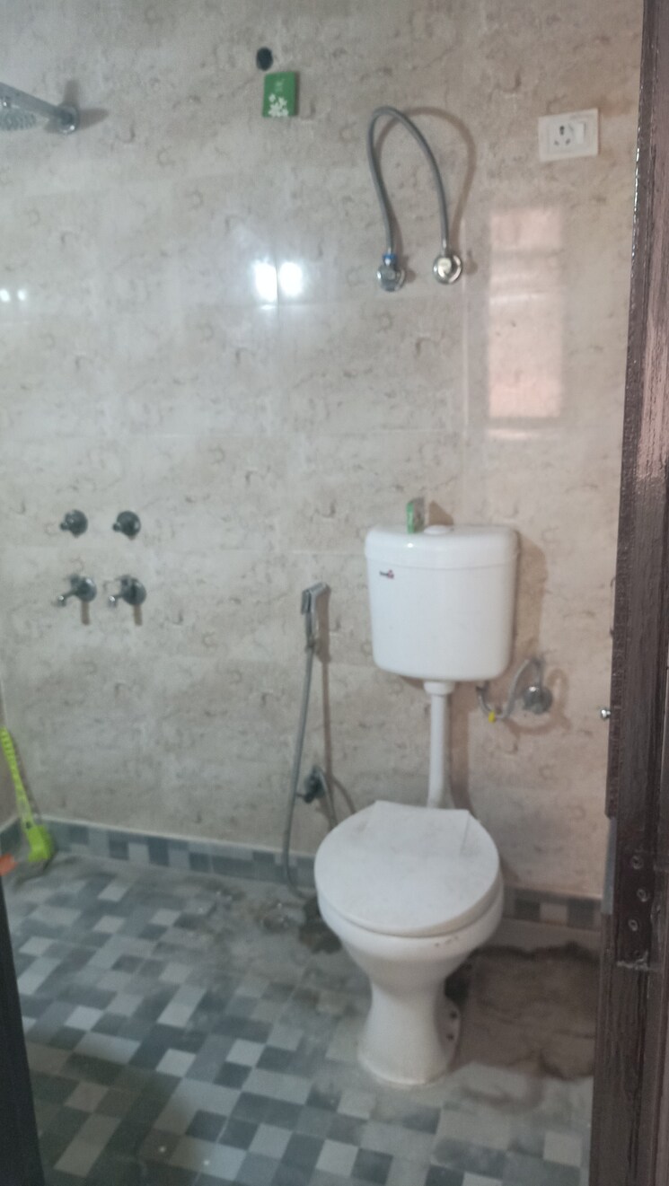 Bathroom, chattarpur 2 Bedroom 1000 Sq.Ft. Builder Floor In Chattarpur Delhi 9384368