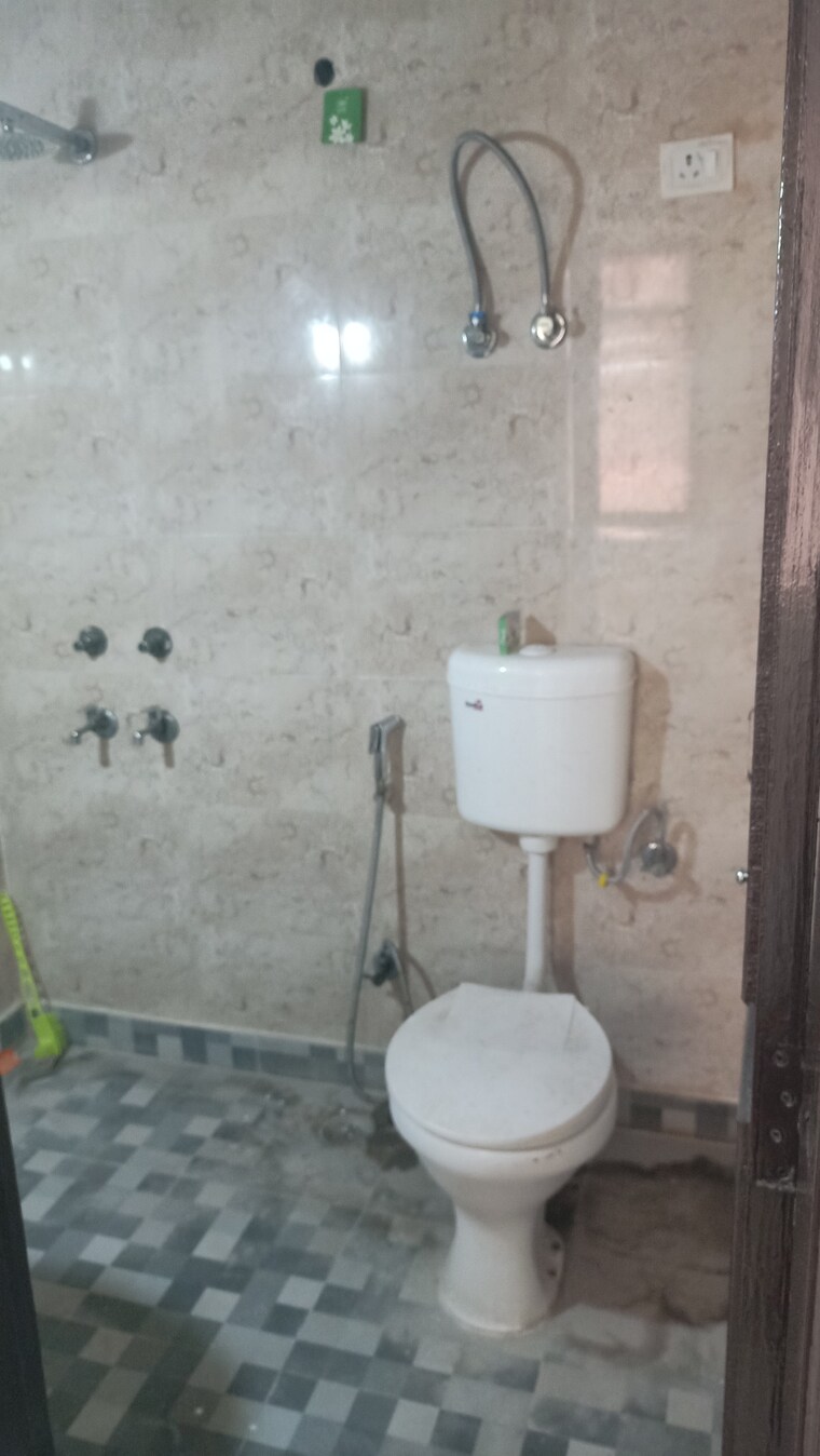 Bathroom, chattarpur 2 Bedroom 1000 Sq.Ft. Builder Floor In Chattarpur Delhi 9384368