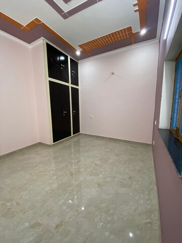 Room in 2 BHK Apartment at Turner Road – for Rent