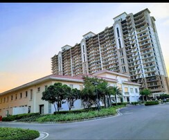 3 BHK + Servant Room Apartment For Sale in DLF Express Greens