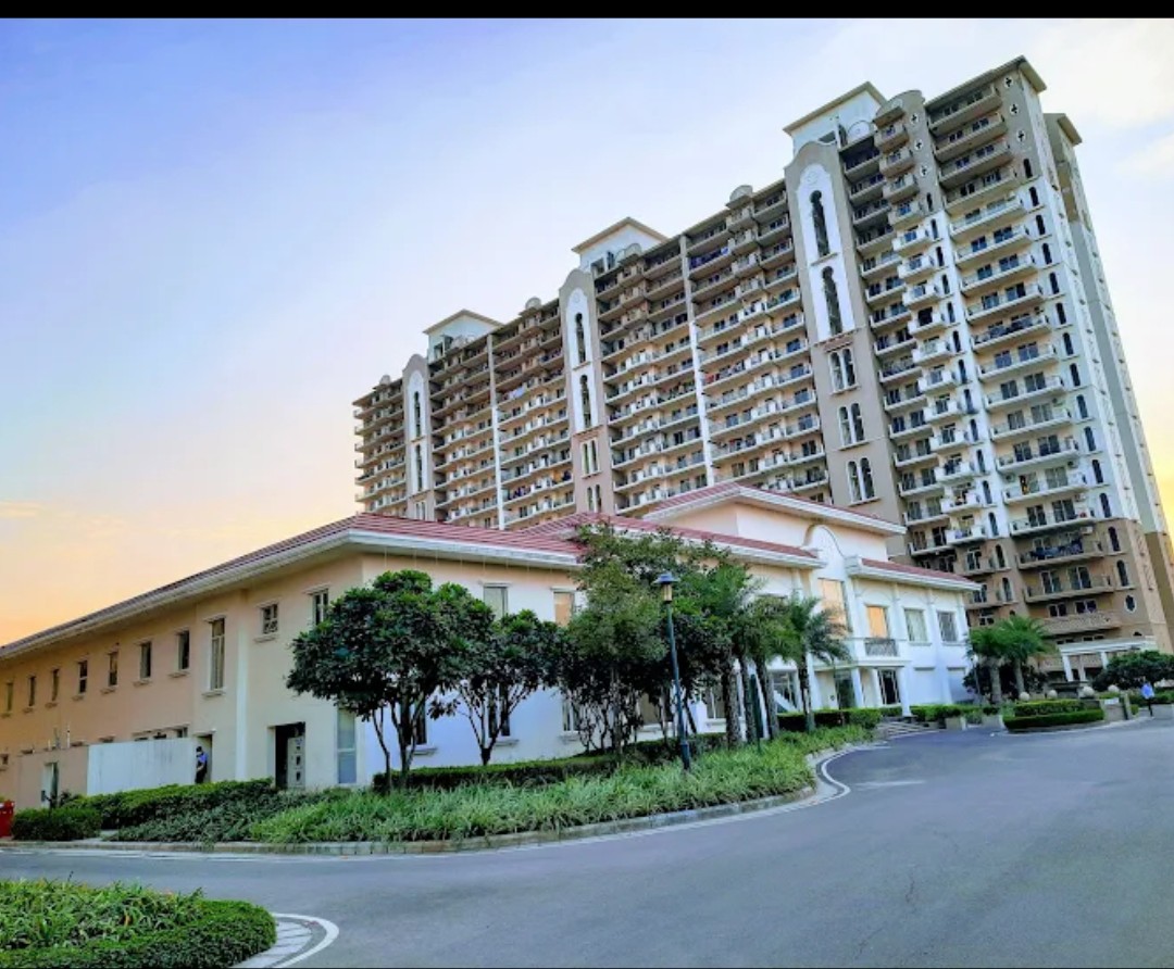 3 BHK + Servant Room Apartment For Sale in DLF Express Greens