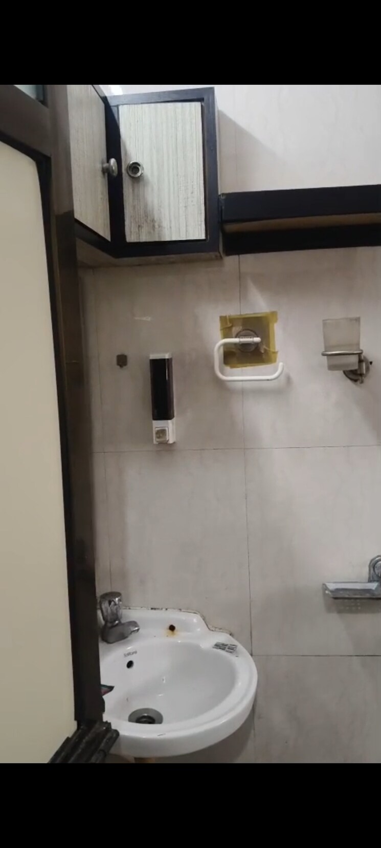 Bathroom, air-view-apartment 3 Bedroom 900 Sq.Ft. Apartment In Vile Parle East Mumbai 9384573