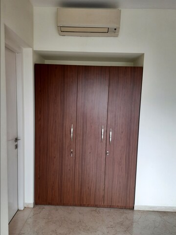 Room in 4 BHK Apartment at Lodha Fiorenza, Goregaon East – for Sale