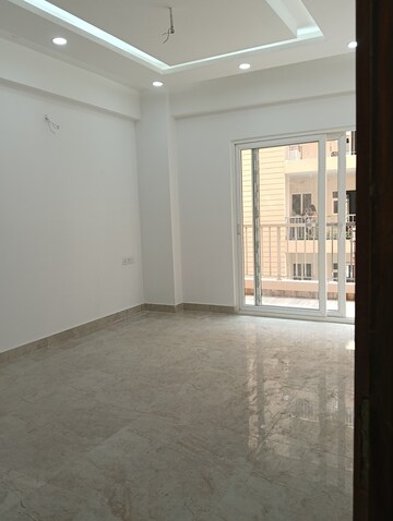 Room in 3 BHK Apartment at Uninav Utopia, Morti – for Rent