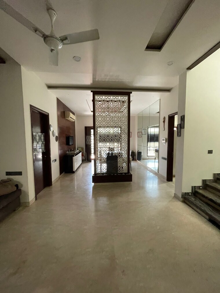Room, sushant lok i 3 Bedroom 610 Sq.Yd. Villa In Sushant Lok I Gurgaon 9385013