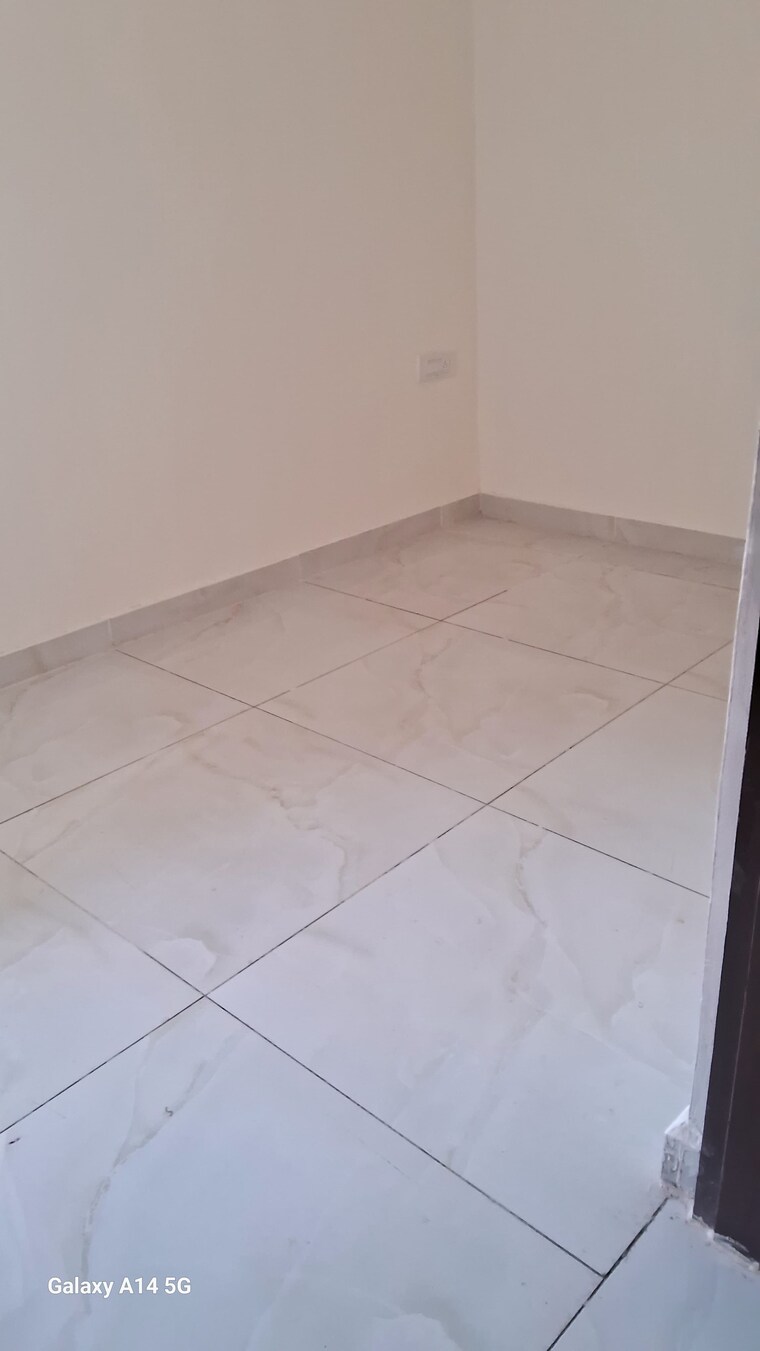 Room, vip road 3 Bedroom 1450 Sq.Ft. Apartment In Vip Road Zirakpur 9385229