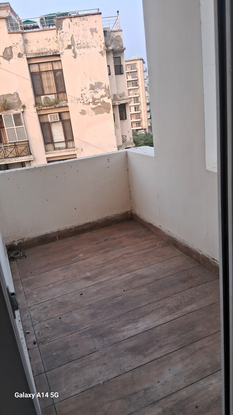 Balcony, vip road 3 Bedroom 1450 Sq.Ft. Apartment In Vip Road Zirakpur 9385229