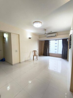 2 BHK Apartment For Rent in Group Seven Rushi Heights, Goregaon East