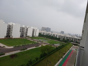 Swimming Pool in 3 BHK Builder Floor at Central Park 3 Flower Valley, Sohna Sector 33 – for Rent