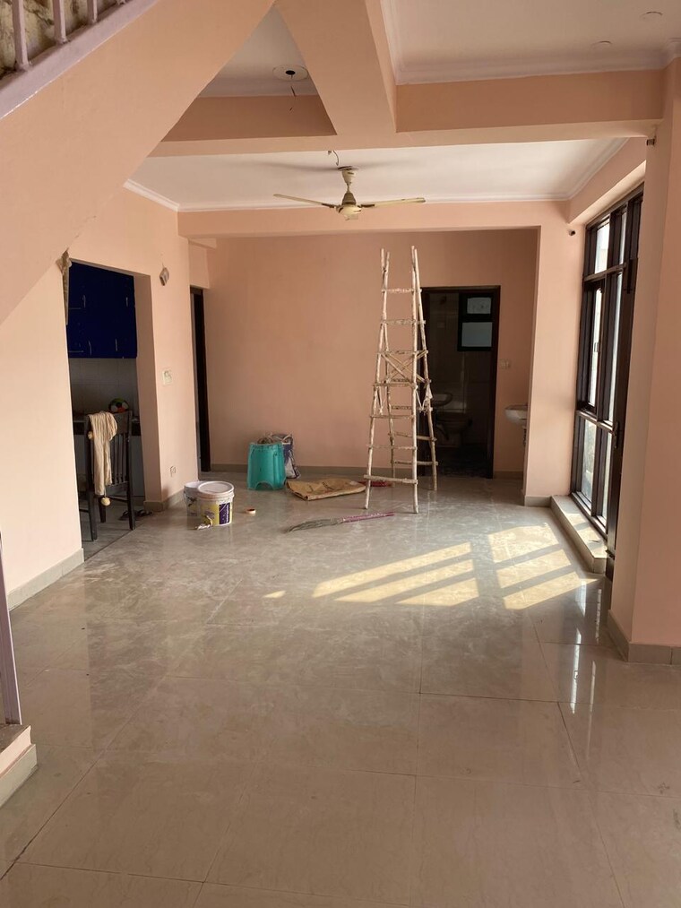 Room, sigma iv greater noida 6 Bedroom 500 Sq.Mt. Villa In Sigma Iv Greater Noida Greater Noida 9385287