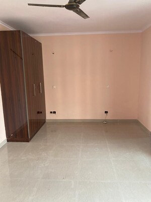 Room in 6 BHK Villa at Sigma Iv Greater Noida – for Rent