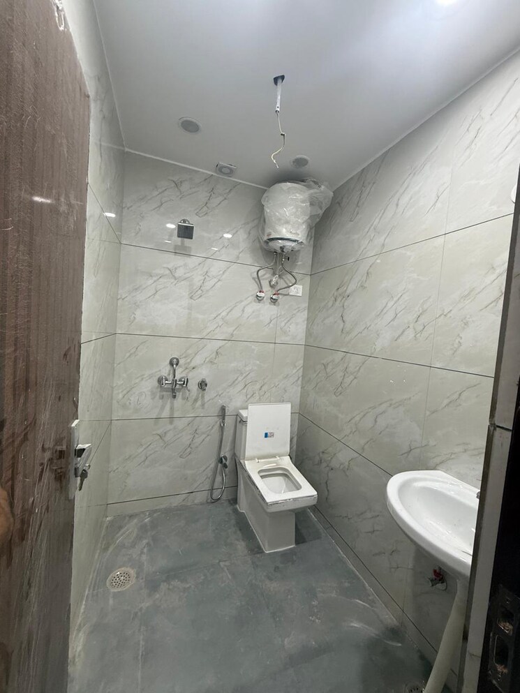 Bathroom, kalkaji 2 Bedroom 1000 Sq.Ft. Builder Floor In Kalkaji Delhi 9385421