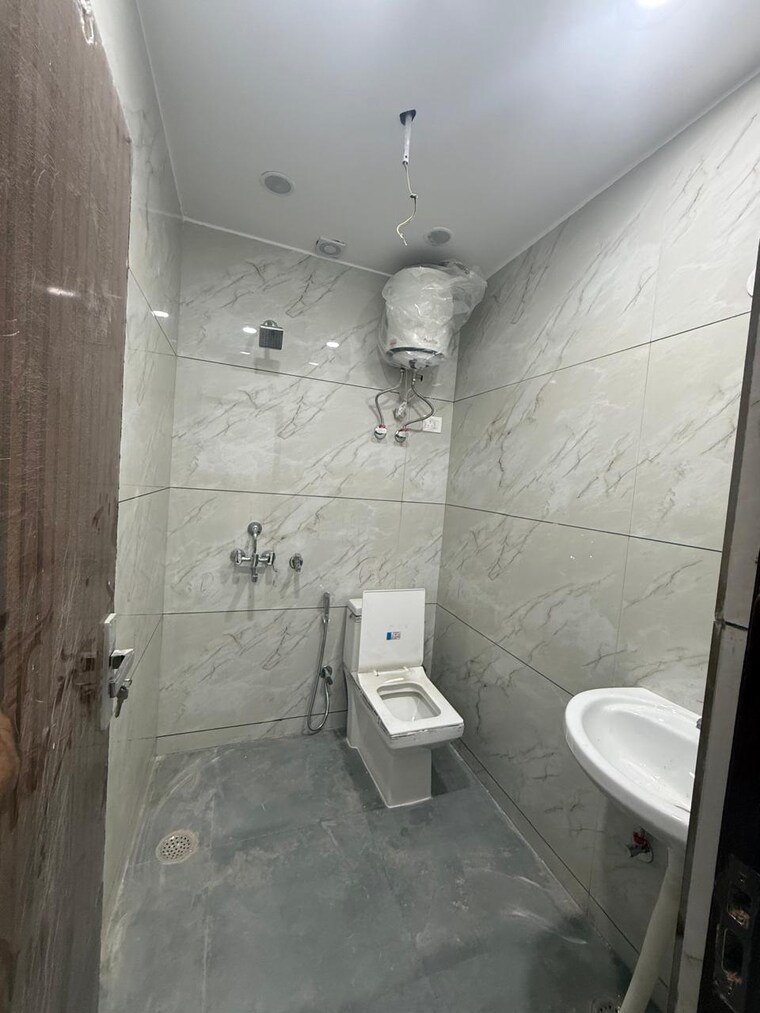 Bathroom, kalkaji 2 Bedroom 1000 Sq.Ft. Builder Floor In Kalkaji Delhi 9385421