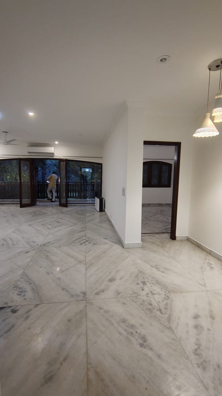 Room, vasant vihar 4 Bedroom 3000 Sq.Ft. Builder Floor In Vasant Vihar Delhi 9385540