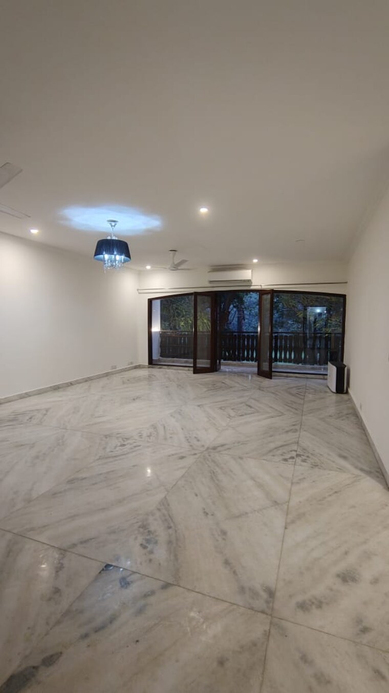 Room, vasant vihar 4 Bedroom 3000 Sq.Ft. Builder Floor In Vasant Vihar Delhi 9385540