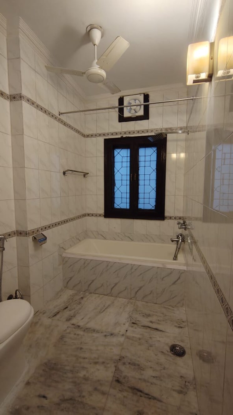 Bathroom, vasant vihar 4 Bedroom 3000 Sq.Ft. Builder Floor In Vasant Vihar Delhi 9385540