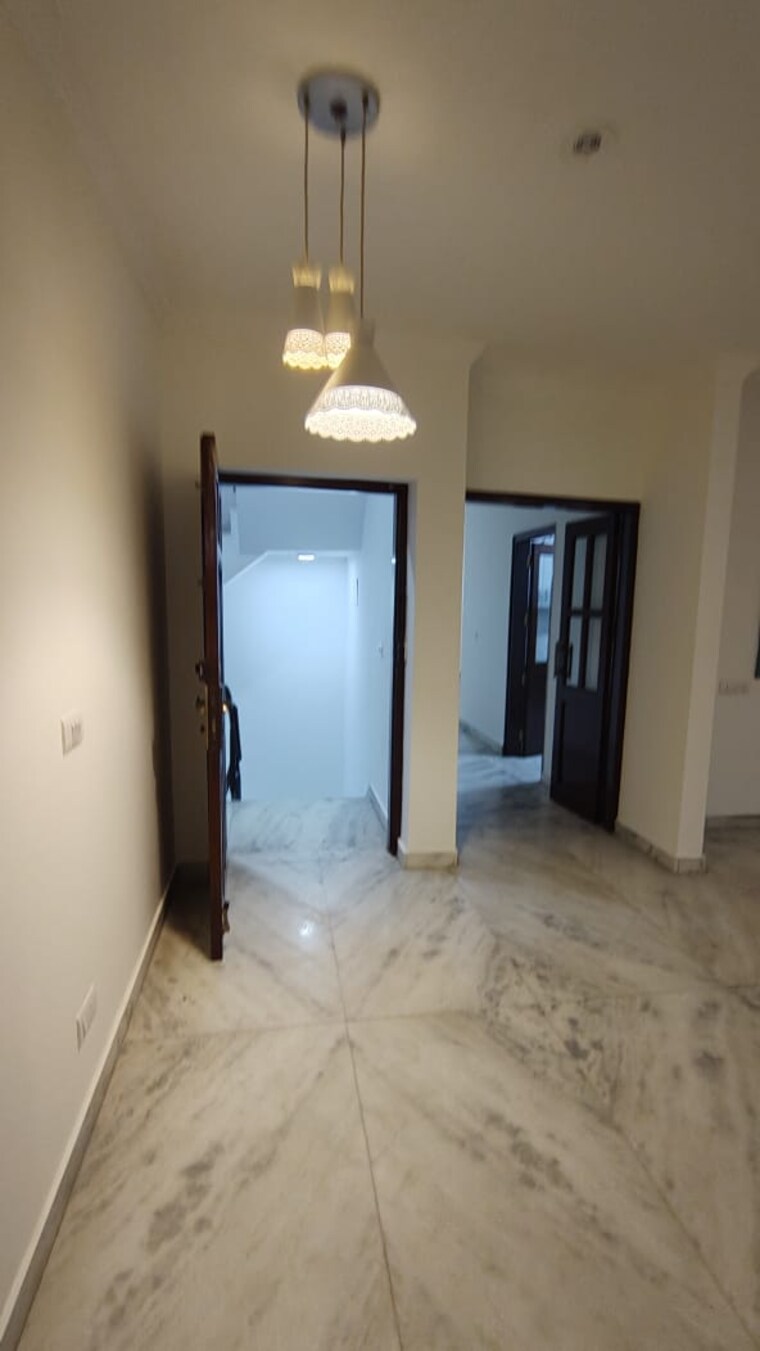 Room, vasant vihar 4 Bedroom 3000 Sq.Ft. Builder Floor In Vasant Vihar Delhi 9385540