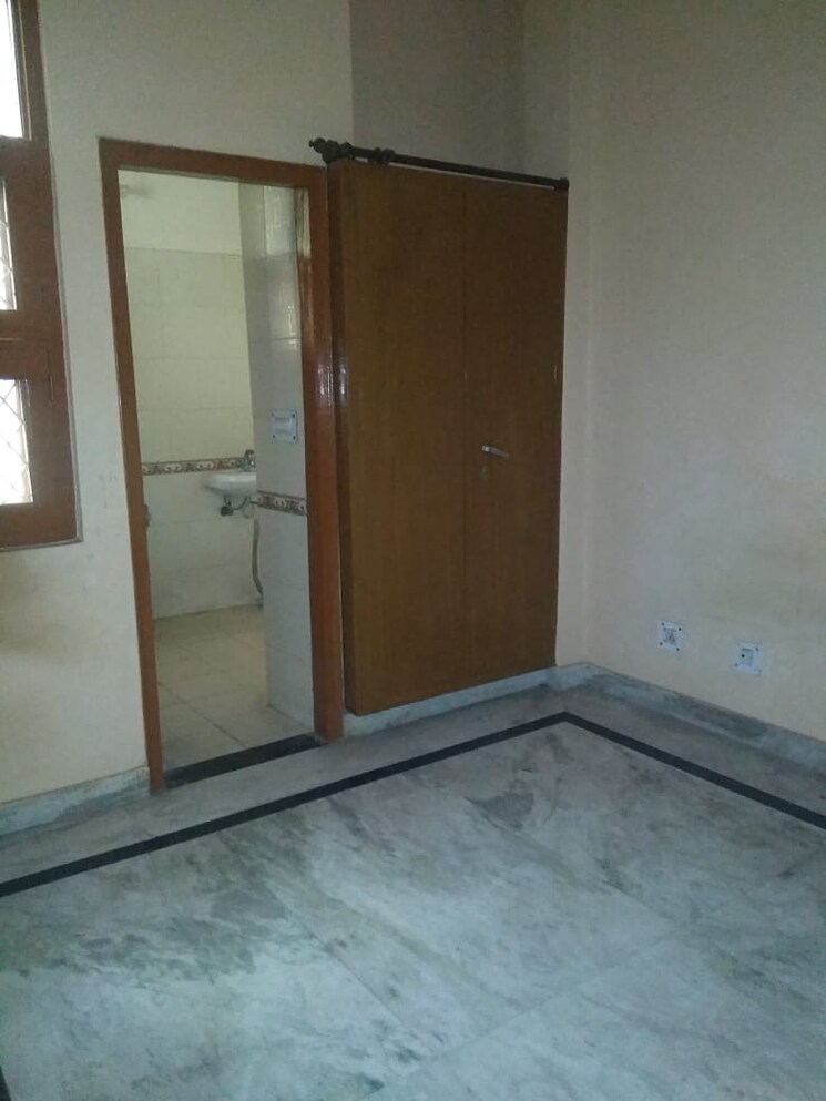 Room, sector swarn nagri 3 Bedroom 200 Sq.Mt. Builder Floor In Sector Swarn Nagri Greater Noida 9385745